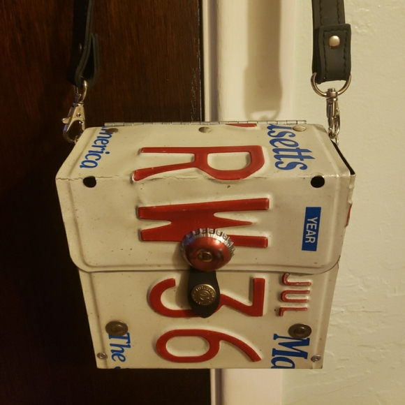 Little Earth License Plate Massachusetts "Spirit of America" Crossbody Purse - Picture 1 of 8